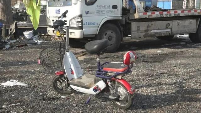 男子骑电动车将人撞骨折后逃逸	，回家换装后折返现场观望，得知伤者报警又回家拆下车牌，警方：行政拘留10日