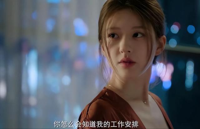 对抗老东家！新剧登顶年榜，自创品牌售罄，赵露思"发疯经济"奏效