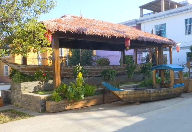 这个静谧小渔村，藏着彩虹桥、木栈道、老渔船、湖光鸥影……