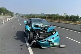 盲目依赖“智能驾驶”，小车追尾大货车，交警提醒→图片