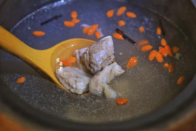 炖排骨，不要再放玉米胡萝卜了好吗？加入这几样小食材味道更完美