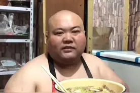 曝300斤网红“熊二”去世，常挑战几十元的自助餐，脸色早有预兆图片