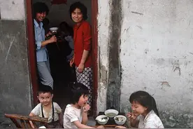父亲再婚后，把我扔给姥姥，多年后我出息了，他却为继弟求我图片