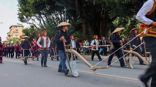 绿春长街古宴 | 精彩回顾：民族文化大巡游 街头掀起“最炫民族风”