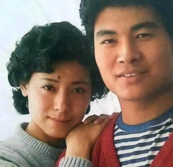 71岁知名歌唱家，与二婚丈夫无子无女，选择花500万住养老院