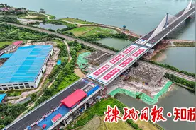 2.6万吨！湖南最重最宽高速公路转体桥成功对接图片