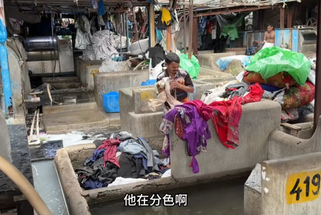 中国夫妻探秘印度贫民窟：丈夫被石头砸满头包，妻子一直被打臀部