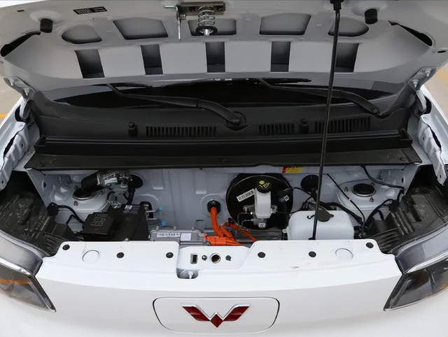 2 万多的 “迷你房车” 五菱之光EV来了，一家三口自驾躺平