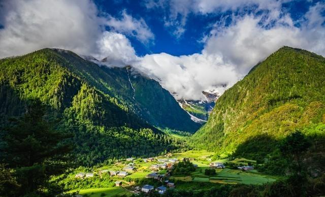 云南有一个绝美的村落，它藏在雪山脚下，人迹罕至，堪称世外桃源