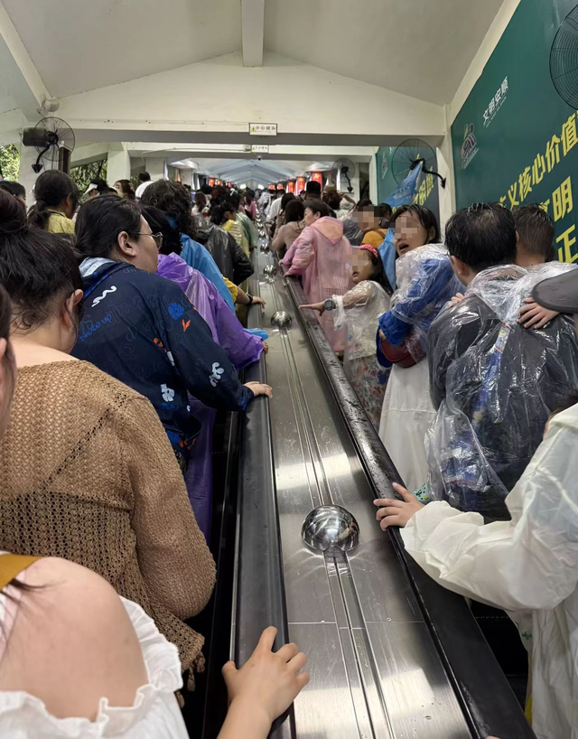 雷雨致黄果树景区扶梯停运，上千游客一度滞留；景区回应：扶梯已恢复运行，受影响游客可退票