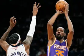 季后赛拿50分真是太难了，杜兰特1次 科比1次 唯独他8次图片