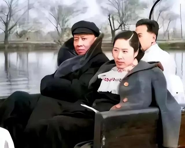刘少奇的夫人王光美有多美？1940年在大学留影，那年19岁气质非凡