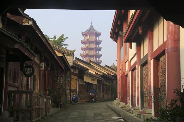 四川隆昌有一座石牌坊古镇，青石黛瓦间，解读牌坊背后的历史故事