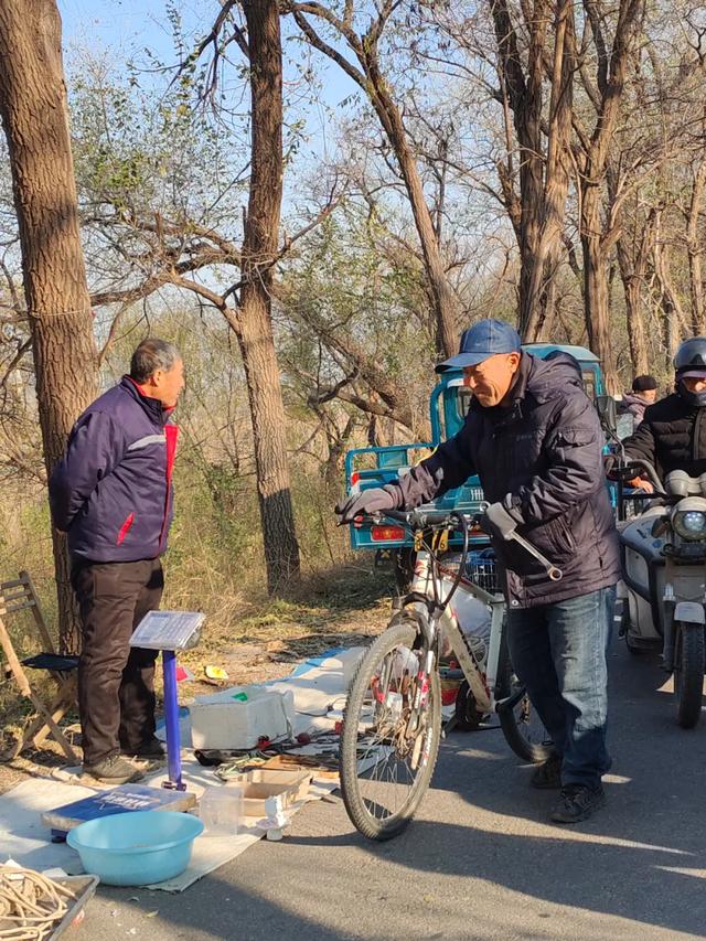 记录德州:岔河河堤上的大集,人山人海,异常热闹