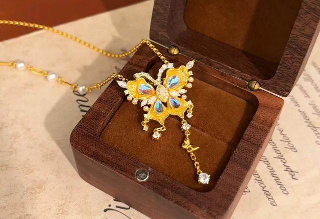 月光石：恋人之石的寓意、行情与鉴别避坑全攻略