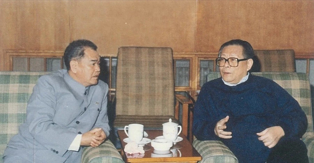 他是华国锋信任的接班人，一心为国操劳，晚年回到家乡当农民