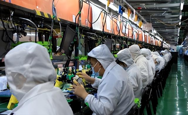 中国人是真吃这套！富士康日进万人，早忘了郭台铭赏饭吃的真相