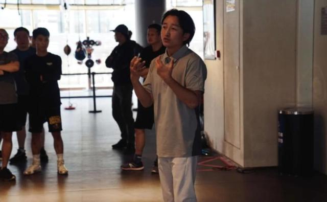 拳王邹市明自爆破产，不止赔光2亿	，其妻子参加婚礼耍酒疯