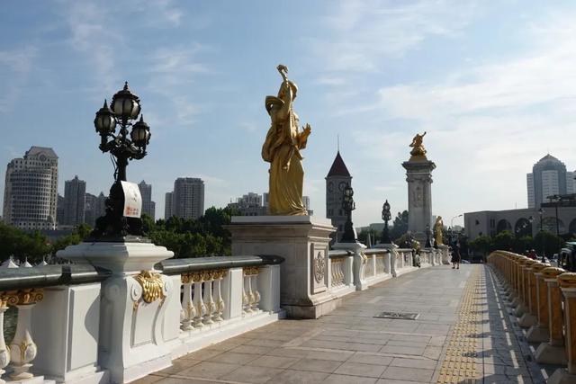 与众不同的天津，去津门故里泡相声茶馆，到狮子林桥看大爷跳水