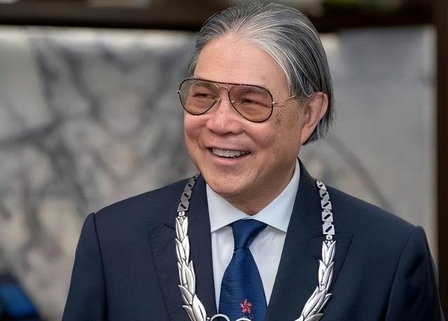 李嘉诚再有钱也没用，这一次现身北京观礼的霍震霆，给他上了一课