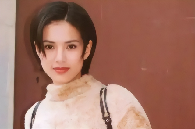 她一生不仅被老头“白睡”10年，还倒贴上亿，如今的下场令人惋惜
