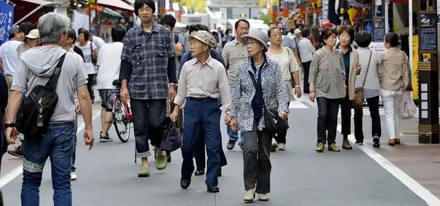 中美日三国平均寿命对比：日本84岁、美国79岁，中国令人意外