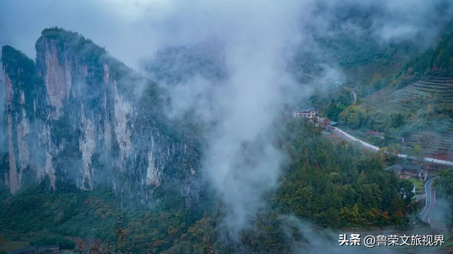 徒步三峡：霜叶漫山处，一步一千年