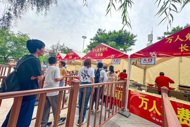看演出、体验非遗、吃万人长寿面、听音乐会......在石景山从早玩到晚