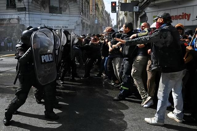 枪击事件再现，特朗普幸运神附身，两士兵中弹身亡