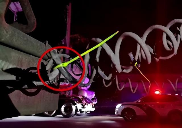 货车司机吃个晚餐，正被一双黑手悄悄改造为一枚“定时炸弹”。