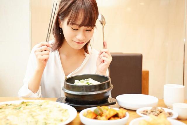 社交太累，聚餐变味，年轻人更爱一个人吃饭