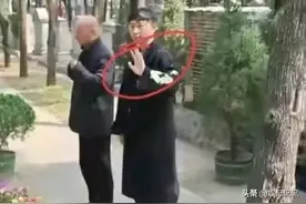 70岁陈佩斯清明扫墓！父亲陈强墓地曝光超朴素，贡品摆放太讲究图片
