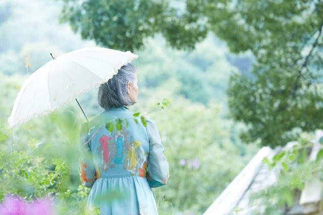 人老了真难！我75岁才发现:儿女双全有退休金，仍躲不过老来难！