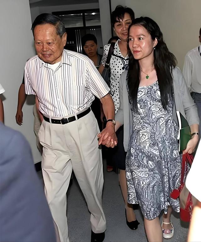 看懂杨振宁10年前的预言，才明白无儿无女的翁帆，早被安排好退路