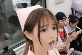 地铁上的护士小姐姐,辛苦认真的看着表格这是去上班吗？内附动图图片