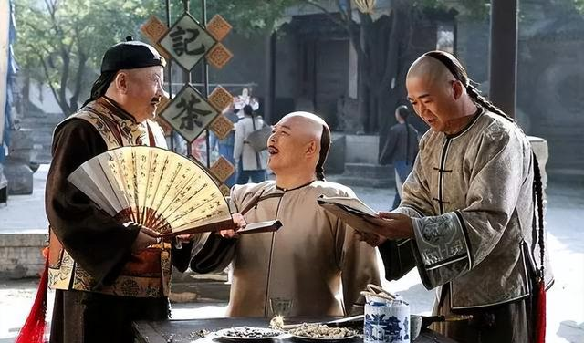 和珅出上联：三斤四两五花肉，纪晓岚巧对下联，和珅听后直接下跪