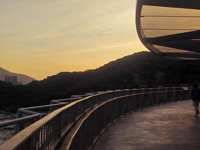 西丽湖国际科教城绿道，看霞飞满天，如梦似幻！长岭陂地铁C口