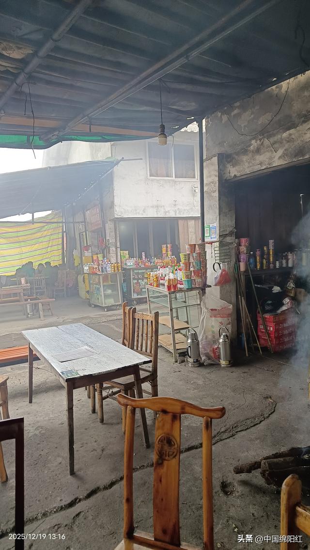 个人感觉从报国寺到金顶的全程徒步路线上的物价太贵了