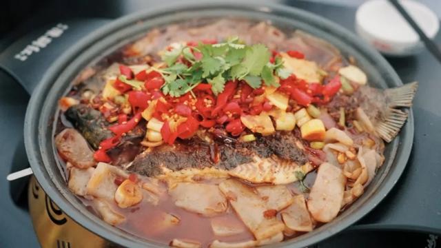 长江边上最魔幻的山城，重庆市区出发2小时直达，烤鱼火了六千年