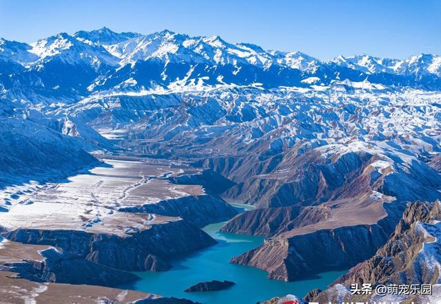 雪花飘洒后玛纳斯湖变魔镜，山峰被温柔抚平，我分不清现实与倒影