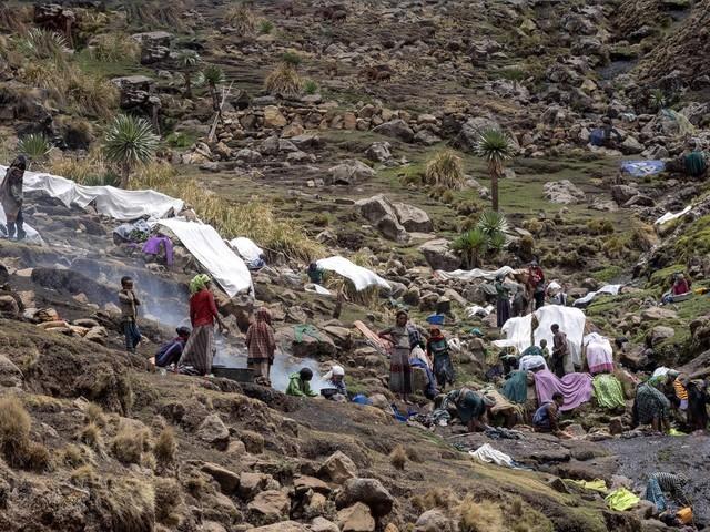 99年的网吧包厢，女同学突然凑过来，说：教我玩个刺激的游戏