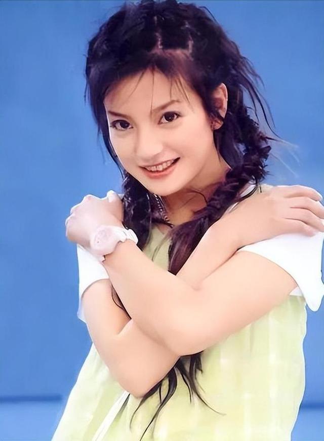 封杀4年，赵薇做梦也没想到，如今56岁哥哥竟成了自己的“救赎	”