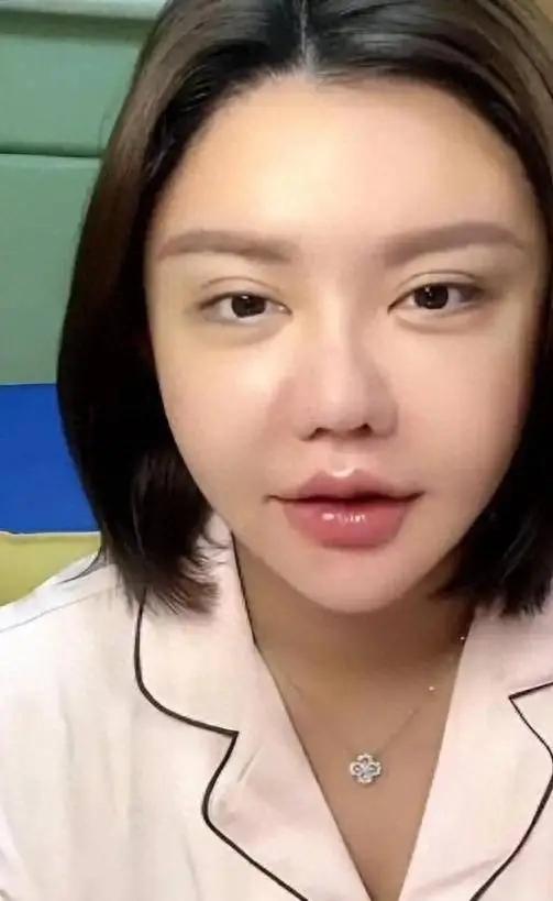 四婚三离、未婚先孕，手撕亲妈，整容33次，26岁的她咋疯成这样?