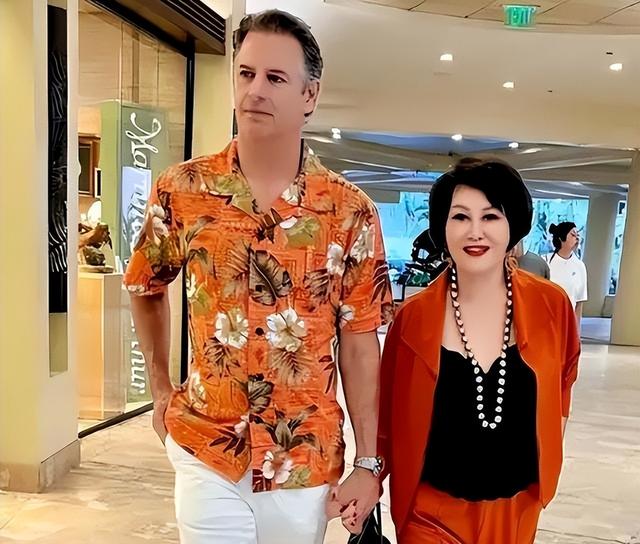 她稳坐春晚前排20年，一人住6层别墅，76岁未婚无子恋上50岁老外