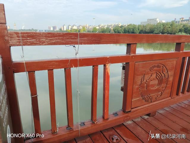 全国文明城市柘城县国家湿地公园榕湖斥巨资升级的人行栈道现状