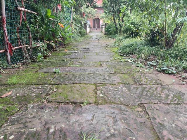 重庆璧山有座千年古庙，门口有座奈何桥，四周大量残破石刻佛像