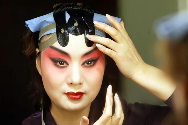 至今未婚未育，身边却有男人陪了近27年！59岁的她才是真人间清醒
