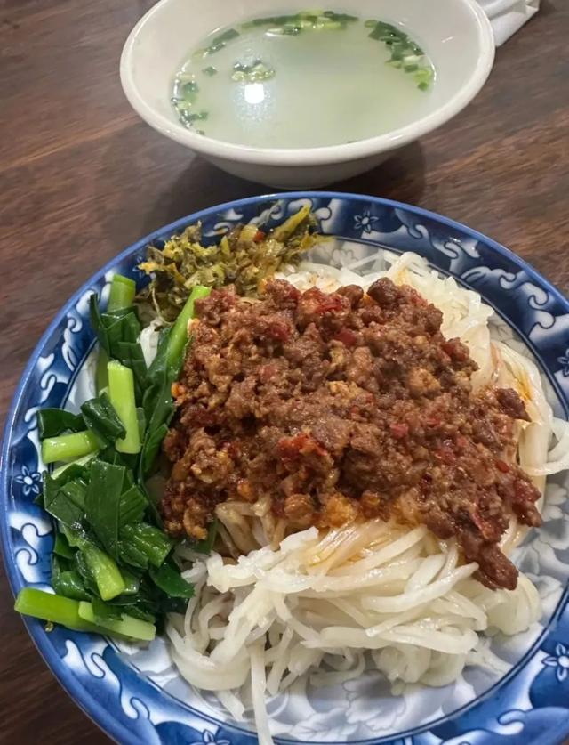 逃离高温！高铁直达22℃清凉之都，比六盘水凉快！草原惊艳瀑布奇绝，人均50吃到爽！