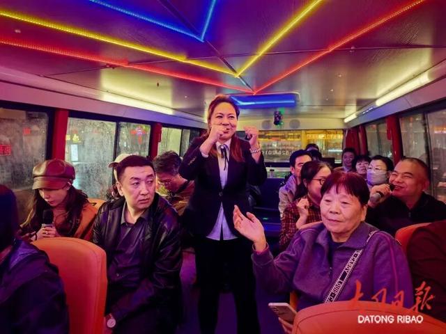 在大同古城里，边K歌边观光，又潮又炫酷