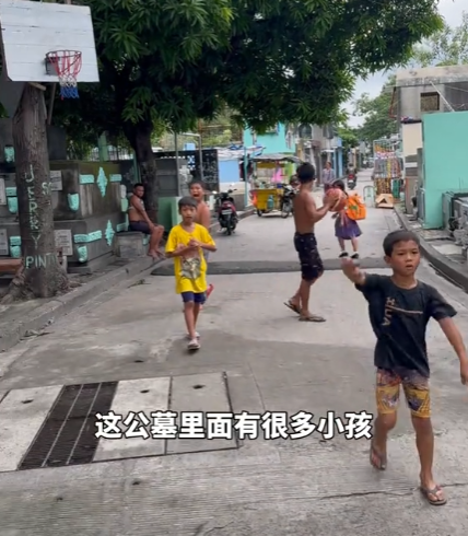 博主探秘菲律宾著名“活死人区”，贫民蹭坟墓住，精神状态却很好
